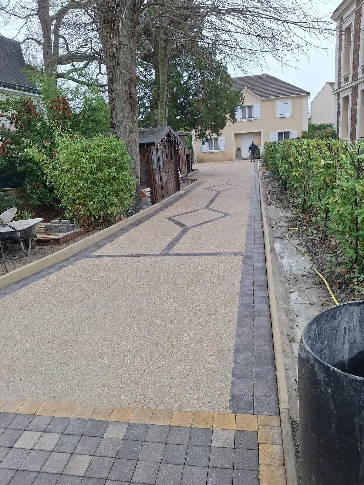 Aménagement extérieur, allée en résine drainante