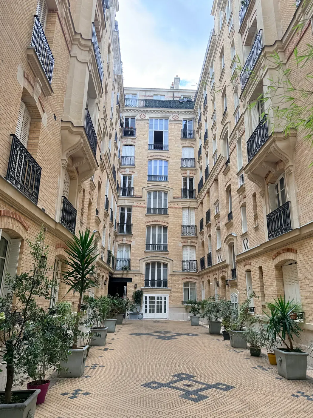 Façades sur cour en brique jaune et garde-corps en ferronnerie, 30 rue des Dames
