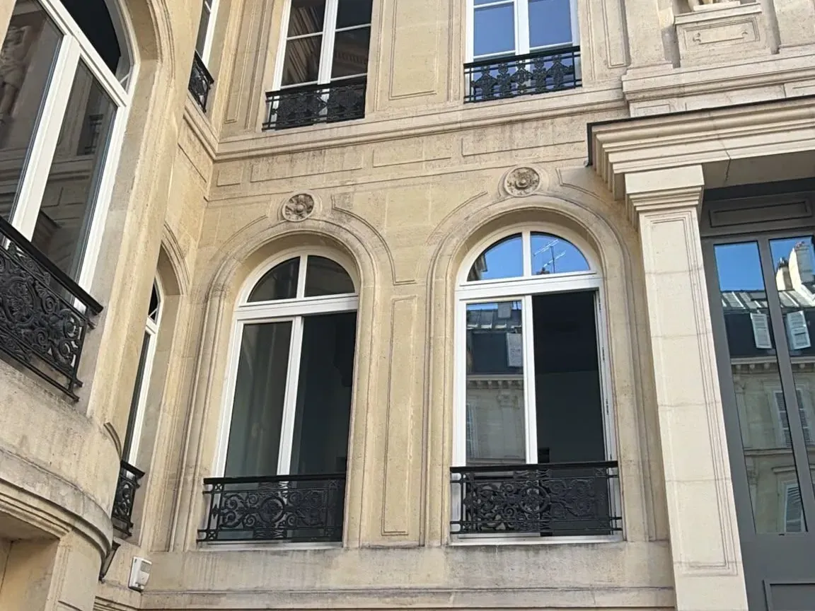 Détail des baies cintrées et des garde-corps en fer forgé après intervention