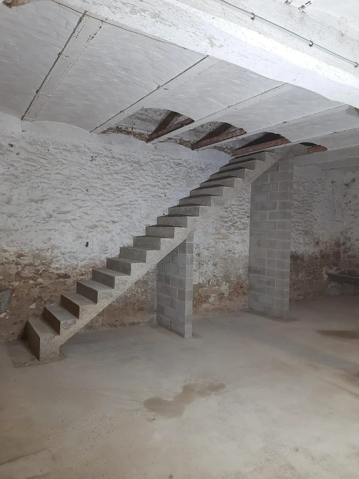 Escalier en béton brut réalisé en gros œuvre
