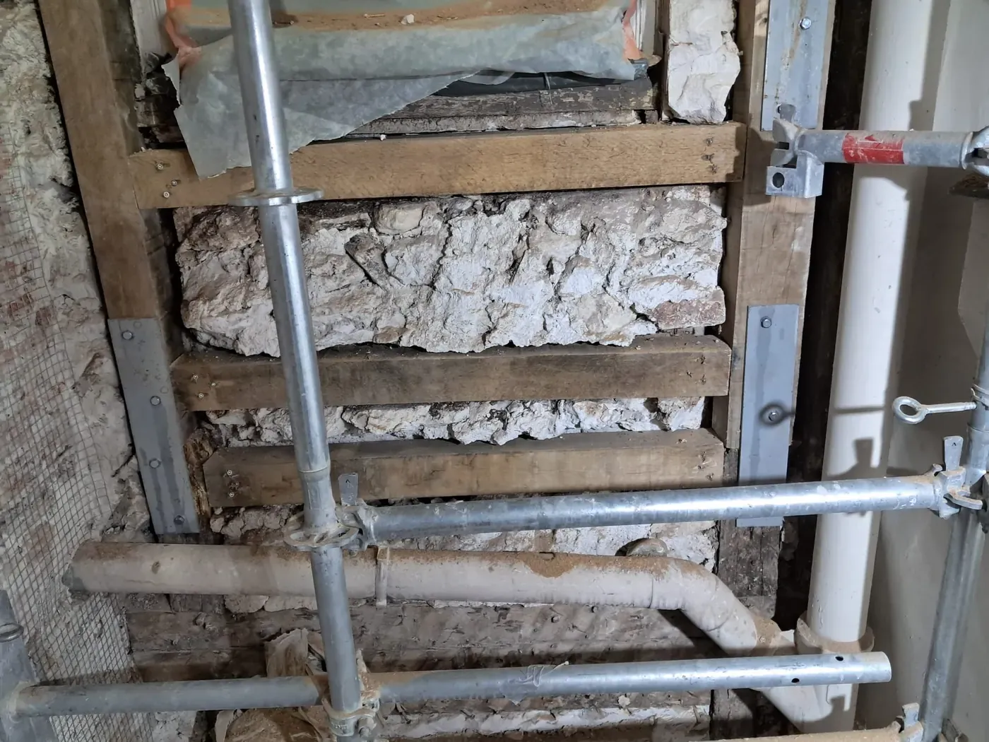 Étaiement métallique en place pendant la reprise de la structure porteuse