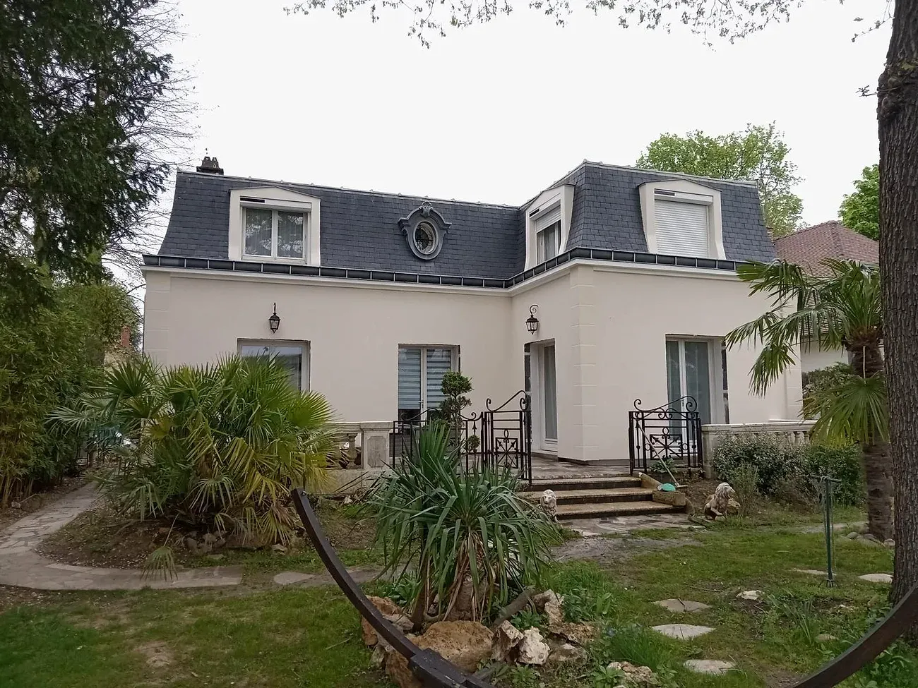 Maison rénovée avec toiture en ardoise