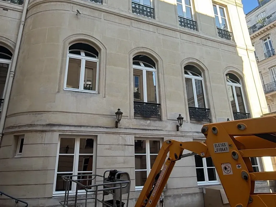 Nacelle en place dans la cour pour la pose des menuiseries en étage