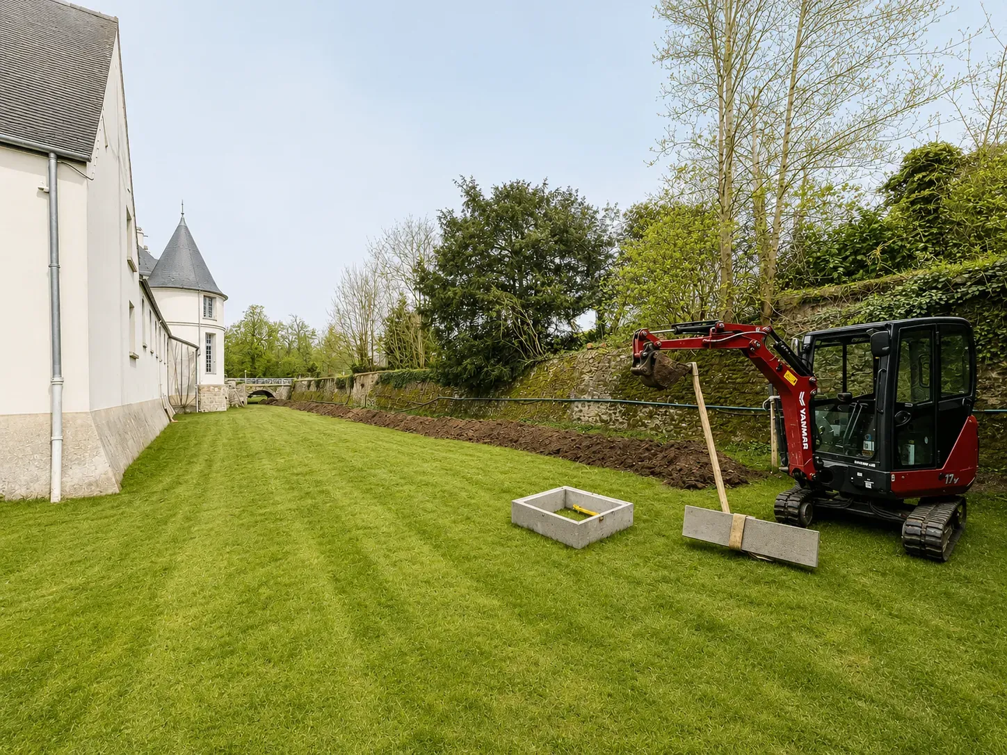 Abords du château de la Verrière remis en état après les travaux de réseaux enterrés, pelouse reprise et voirie traitée