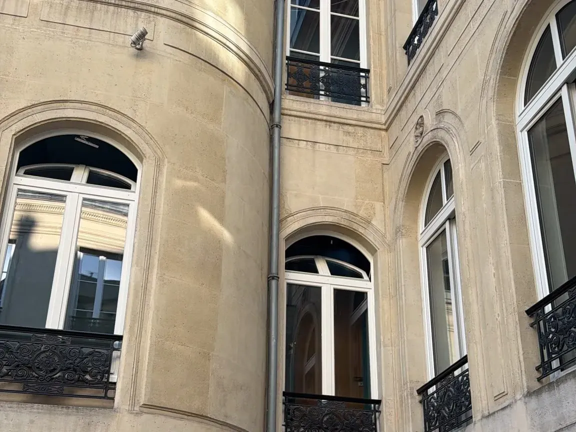 Rotonde en pierre de taille et baies cintrées équipées de menuiseries neuves
