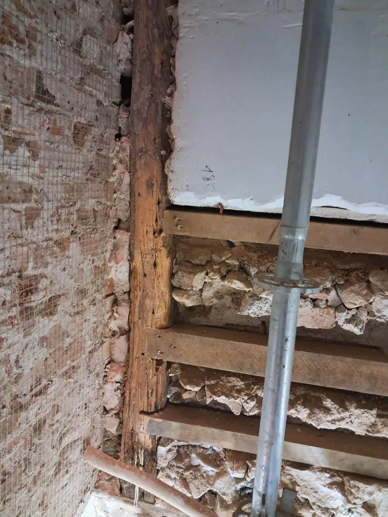 Structure à pans de bois mise à nu lors de la réhabilitation du 172 boulevard Haussmann, Paris 8e